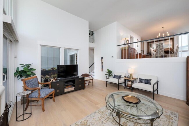 Building Photo - 543 Starboard Dr