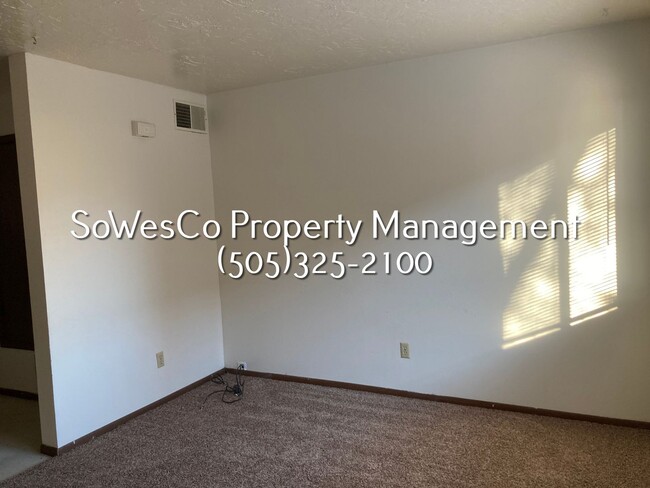 Building Photo - 2 Bedroom 1.5 Bath Townhome with Laundry H...