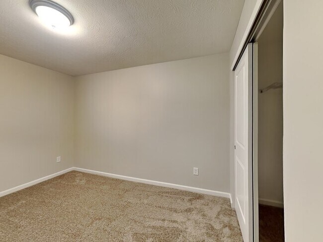 Building Photo - 4 bed 2.5 bath in Plainfield!