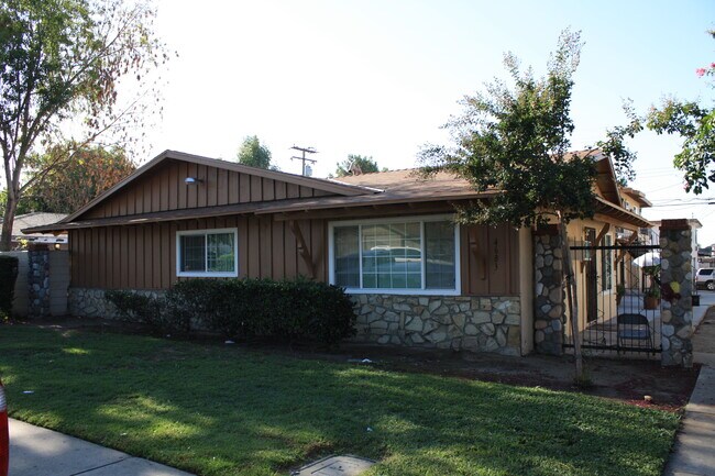 Building Photo - 4683 Canoga St