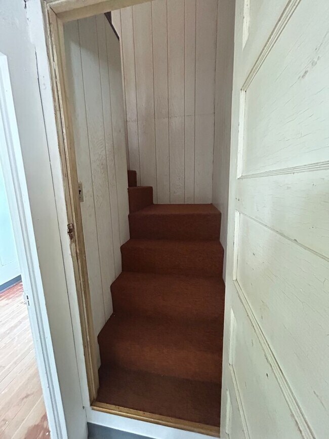 Building Photo - Charming 3 bed/1 bath country home on 5 acres with barn & small shop.