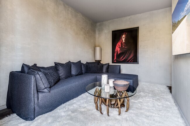 Building Photo - 265 Three Mile Harbor Hog Creek Rd