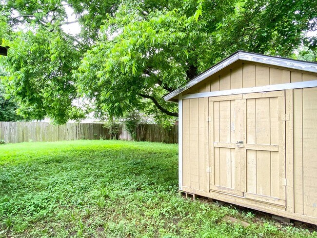 Building Photo - Beautiful 3 bedroom home recently updated