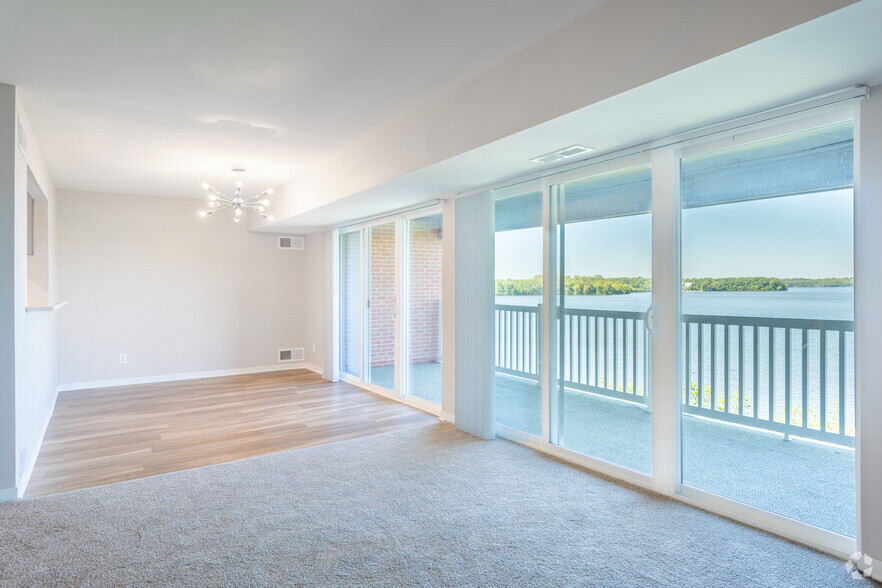 Primary Photo - The Lake Shore Apartments