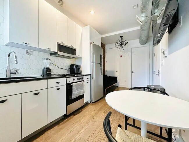 Building Photo - Furnished room/NOT APARTMENT
