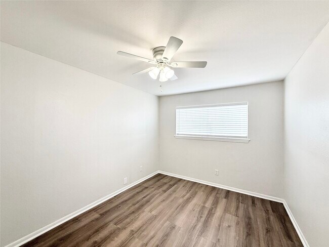 Building Photo - 1141 N Durham Dr