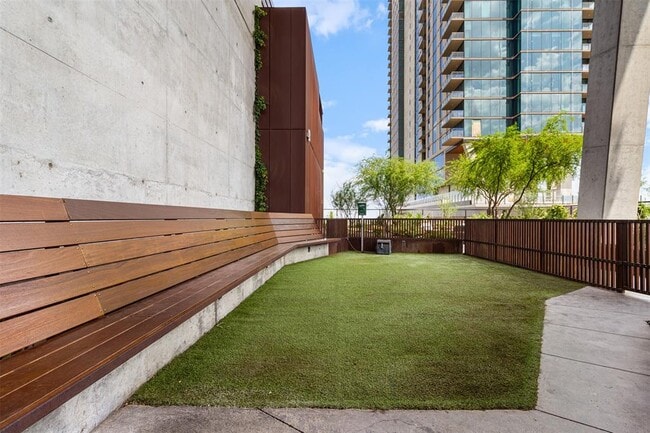 Building Photo - 70 Rainey St
