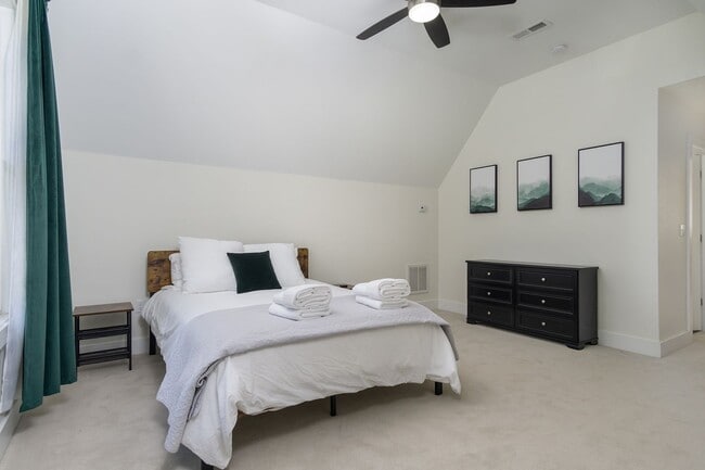 Building Photo - Candler Rental!