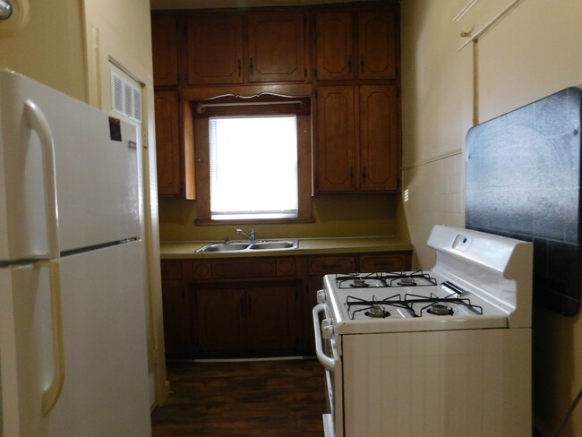 Building Photo - Cute 2 Bedroom 1 Bathroom House