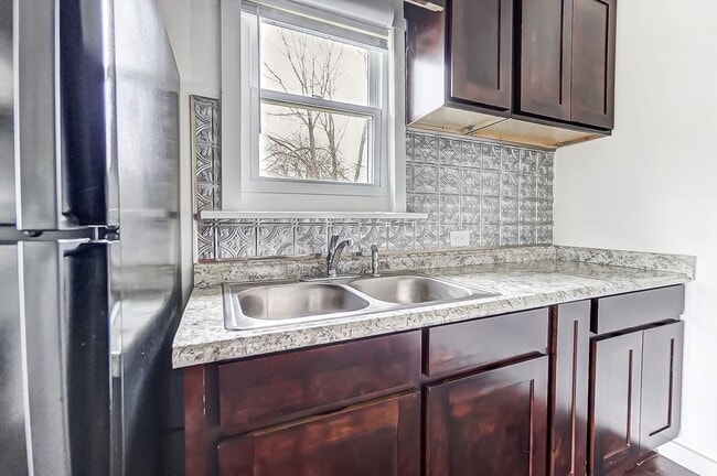 Building Photo - Cozy 3 bedroom w/backyard