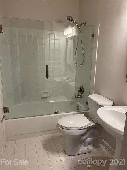 Building Photo - Room in Apartment on N Poplar St