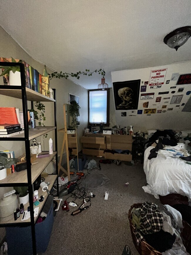 Building Photo - 3 Bed 1 Bath close to UWEC! Available July...