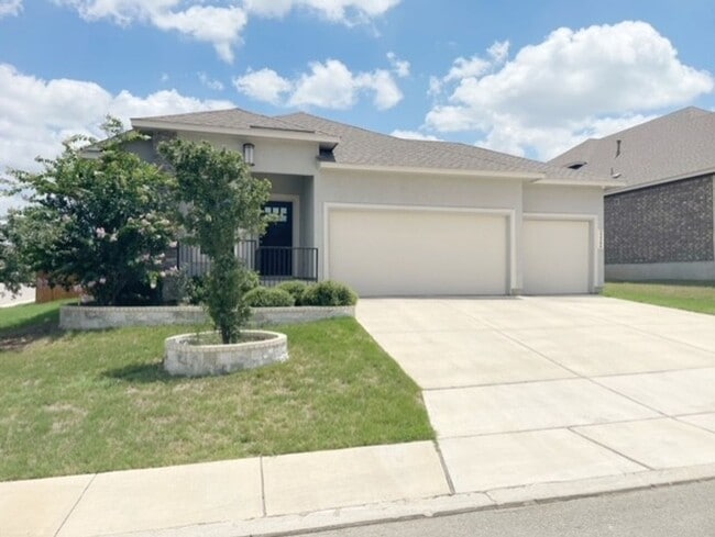 Building Photo - This stunning, 4BED/2BATH, well maintained...