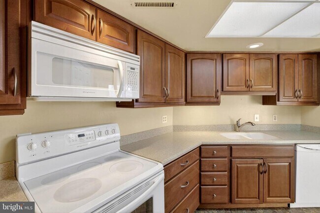 Building Photo - 406 Margit Ct