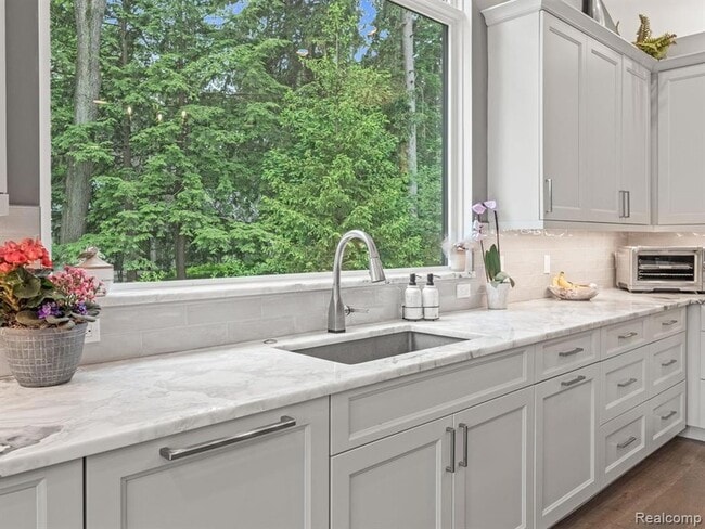 Building Photo - 3511 Lakecrest Dr