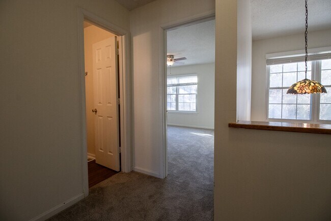 Building Photo - 3 Bedrooms, 2.5 Bathrooms Townhouse Rental