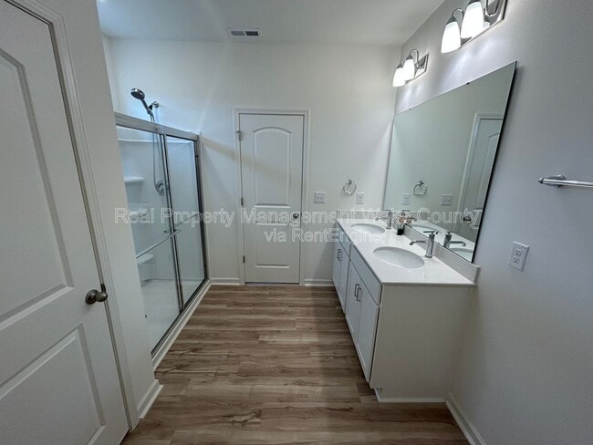 Building Photo - 403 St Clair Dr