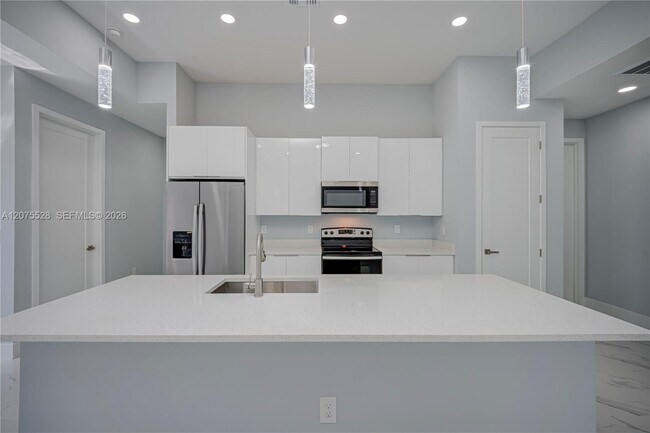 Building Photo - 872 Spaulding St E