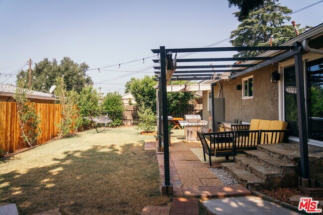 Building Photo - 624 W Mariposa St