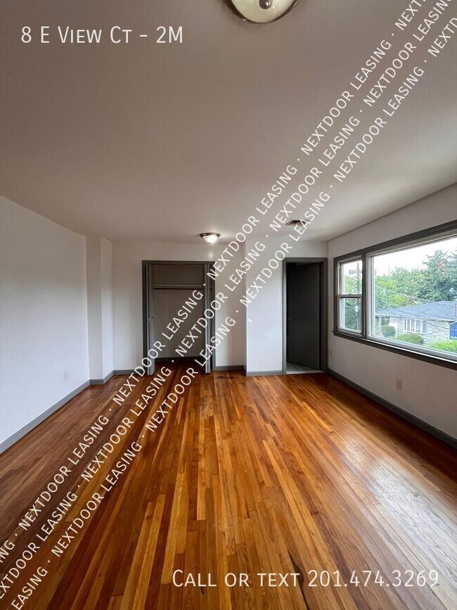 Building Photo - 8 E View Ct