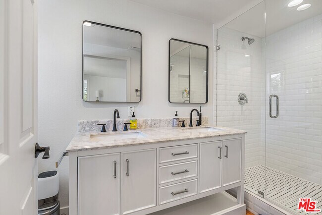 Building Photo - 2217 Scott Ave