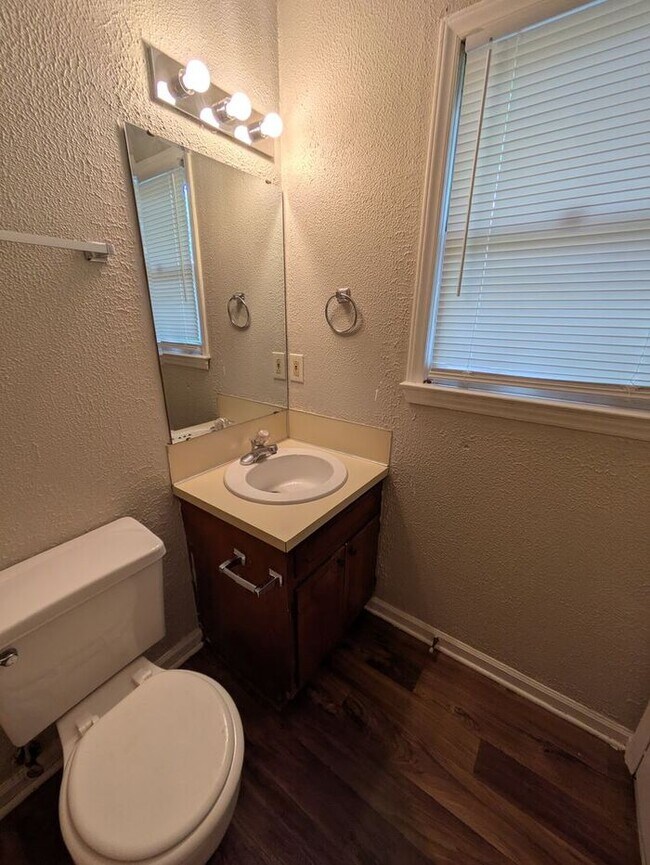Building Photo - Lower Level 1BD/1BA Apartment in Westmont Apartments