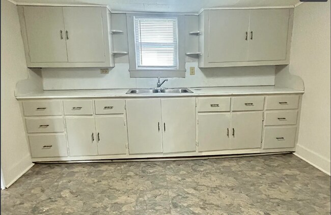Building Photo - Charming 1-Bedroom Rental in the Heart of ...