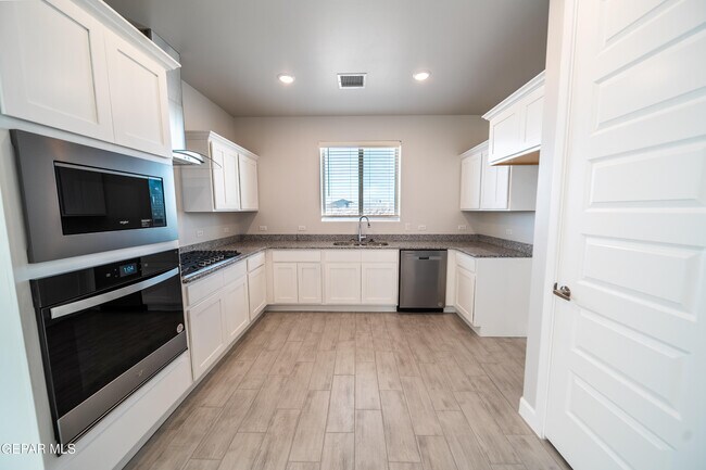 Building Photo - 249 Adamtowne Dr