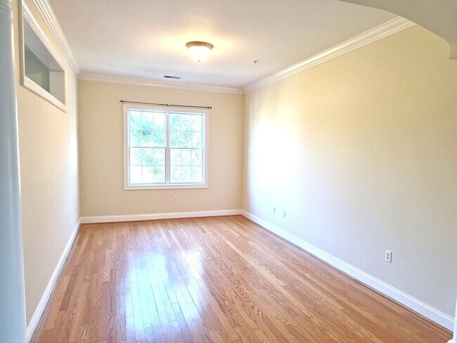 Building Photo - 3 bedroom/ 2 bathroom- Bennington on the Park