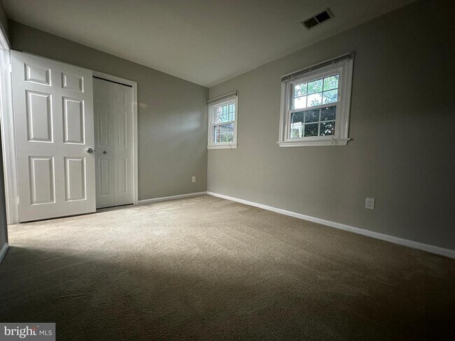 Building Photo - 10152 Village Knolls Ct