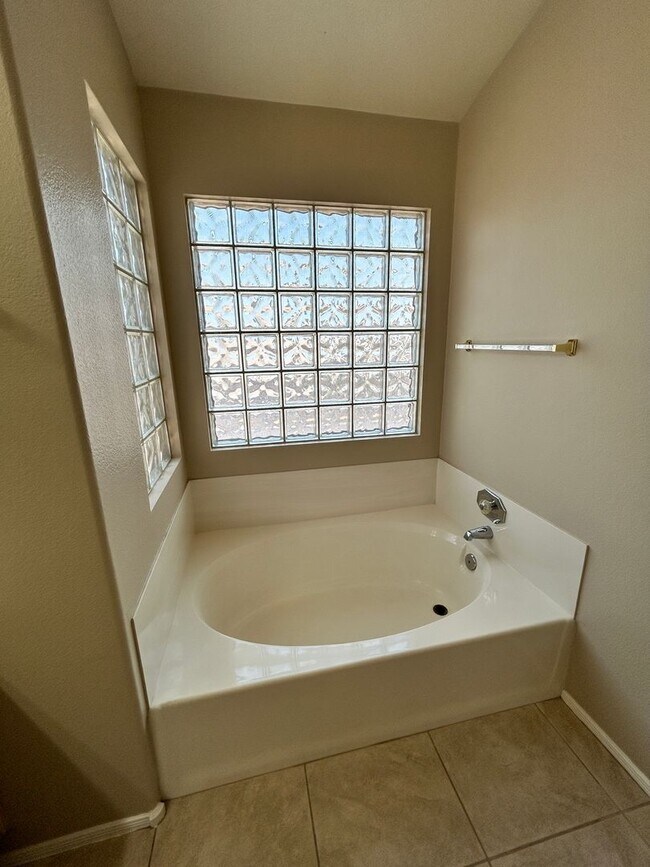 Building Photo - Spacious 4-Bedroom 3-Bath Peoria Home with...