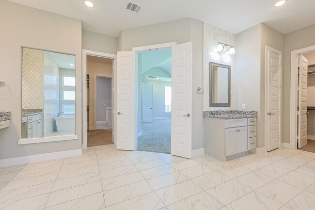 Building Photo - 10334 Fountain Shore Dr