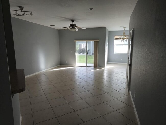 Building Photo - Prime Location & Modern Comfort in Greenacres! 3 Bed 2.5 Bath Townhouse