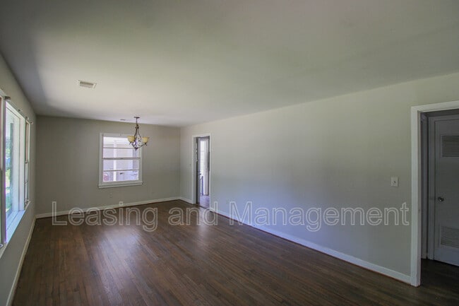 Building Photo - 1428 N Sherwood Dr