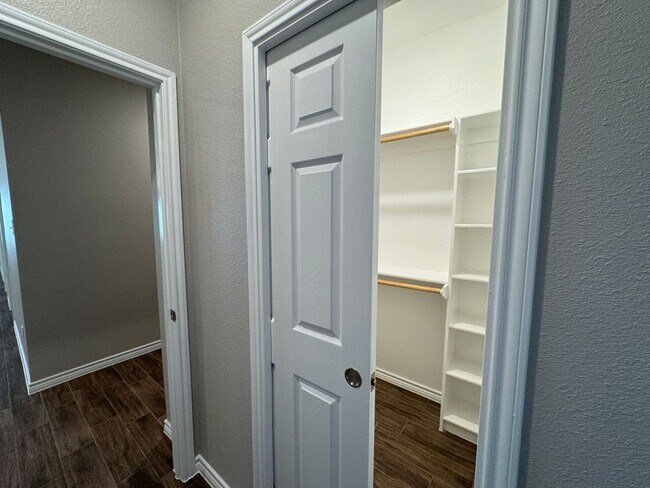 Building Photo - 5403 Rose Gdn Lp