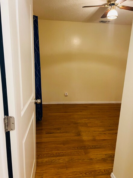 Building Photo - 722 W Hollyvale St