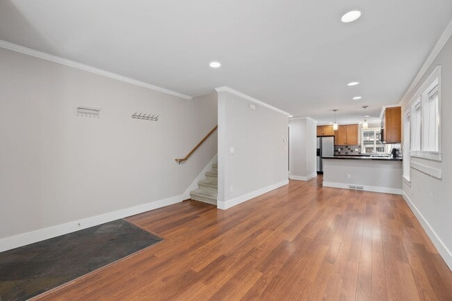 Building Photo - Stylish 3 bedroom townhome in Madison Valley!