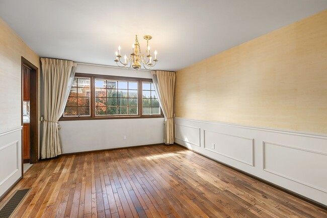 Building Photo - Normandy Park House: Picturesque Views, Sp...