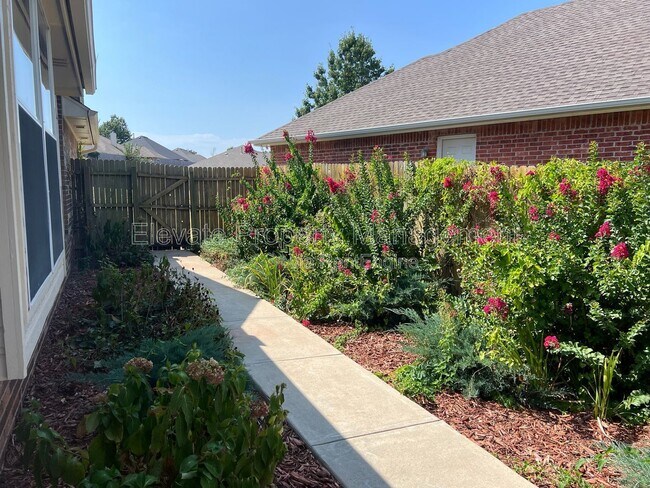 Building Photo - 1709 Del Simmons Dr