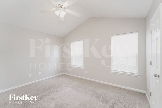 Building Photo - 916 Lakehill Rd