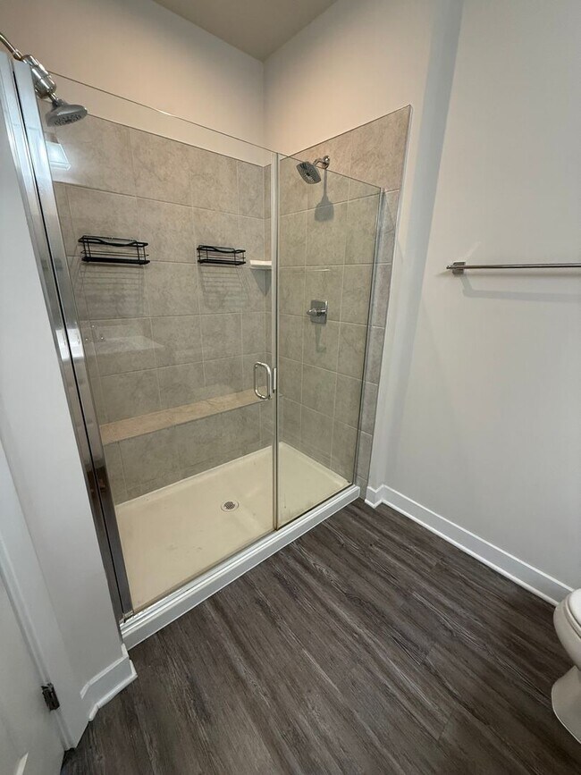 Building Photo - 3 Bedroom Townhouse - City Living with a G...