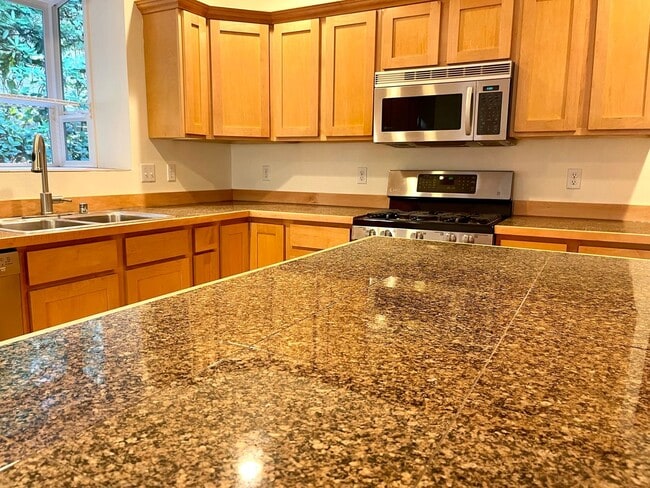 Building Photo - Prime Poulsbo location....3 bedroom rambler with bonus or office