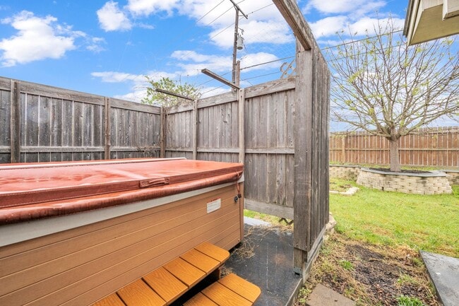 Building Photo - Spacious home on Montrose