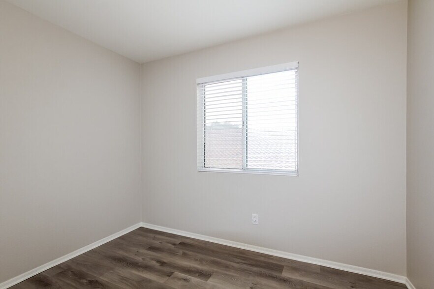 Building Photo - 5203 W Kristal Way