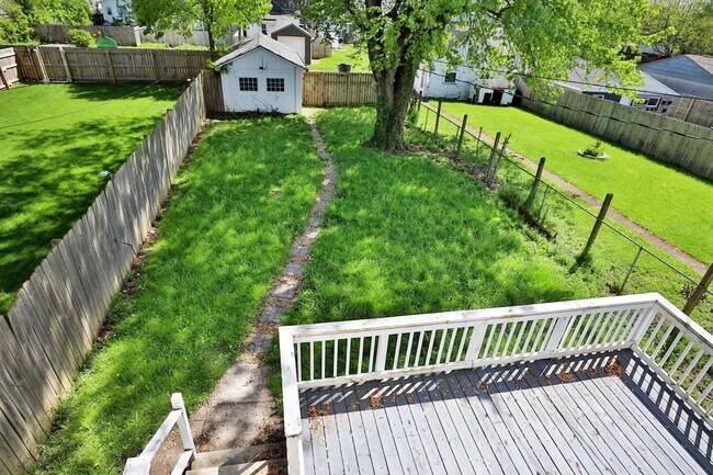 Building Photo - 825 Reinhard Ave