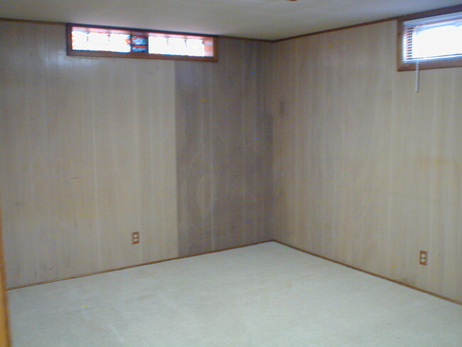 Building Photo - House For Lease