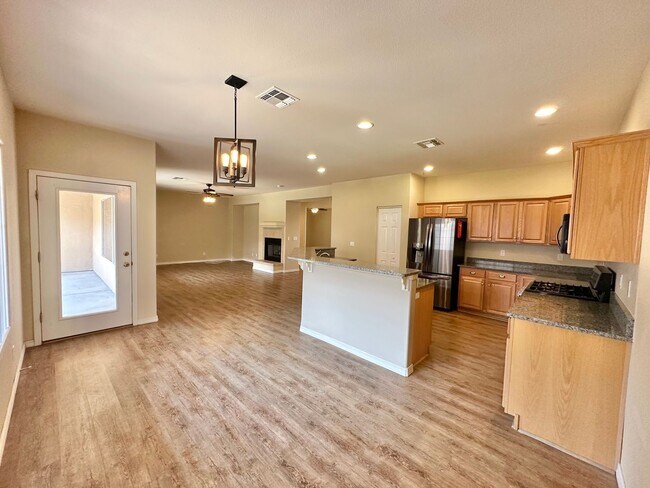 Building Photo - Beautiful 3 bedroom, 3 bathroom home with ...