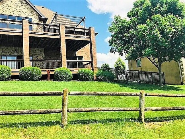 Building Photo - Gorgeous Home Located on Rivercut Golf Cou...