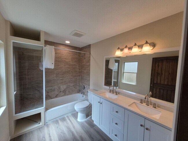 Building Photo - 4018 Sunrise Cove Dr