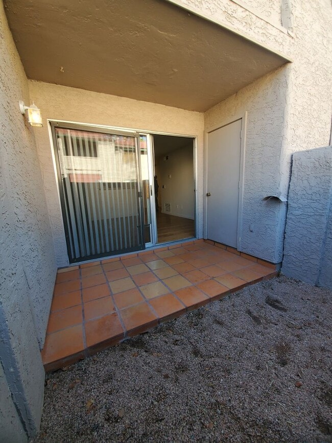 Building Photo - Ground level 2 bed/2 bath condo- Guadalupe & Country Club